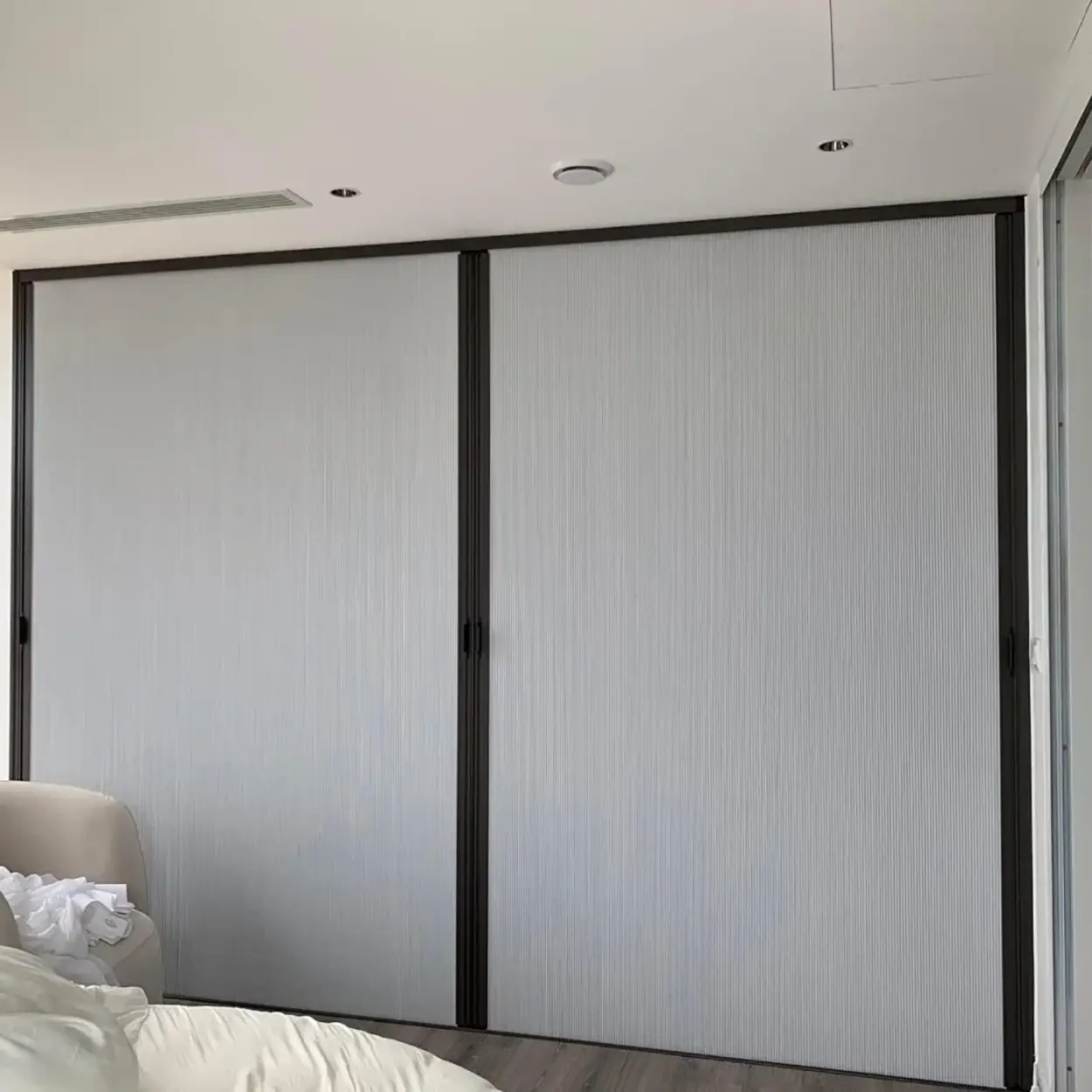 Borçka salon — portraylı honeycomb perde, gizli mekanizma, dimout kumaş